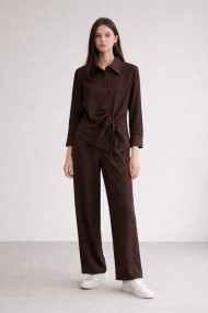 CAMISA TEXTURIZADA DE RAYÓN CON DETALLE FRUNCIDO MARRON FBMZA1526