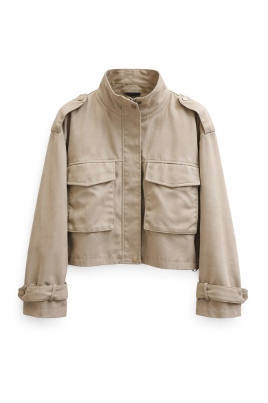 CHAQUETA CORTA ESTILO SAFARI CON BOLSILLOS FBZMA1259