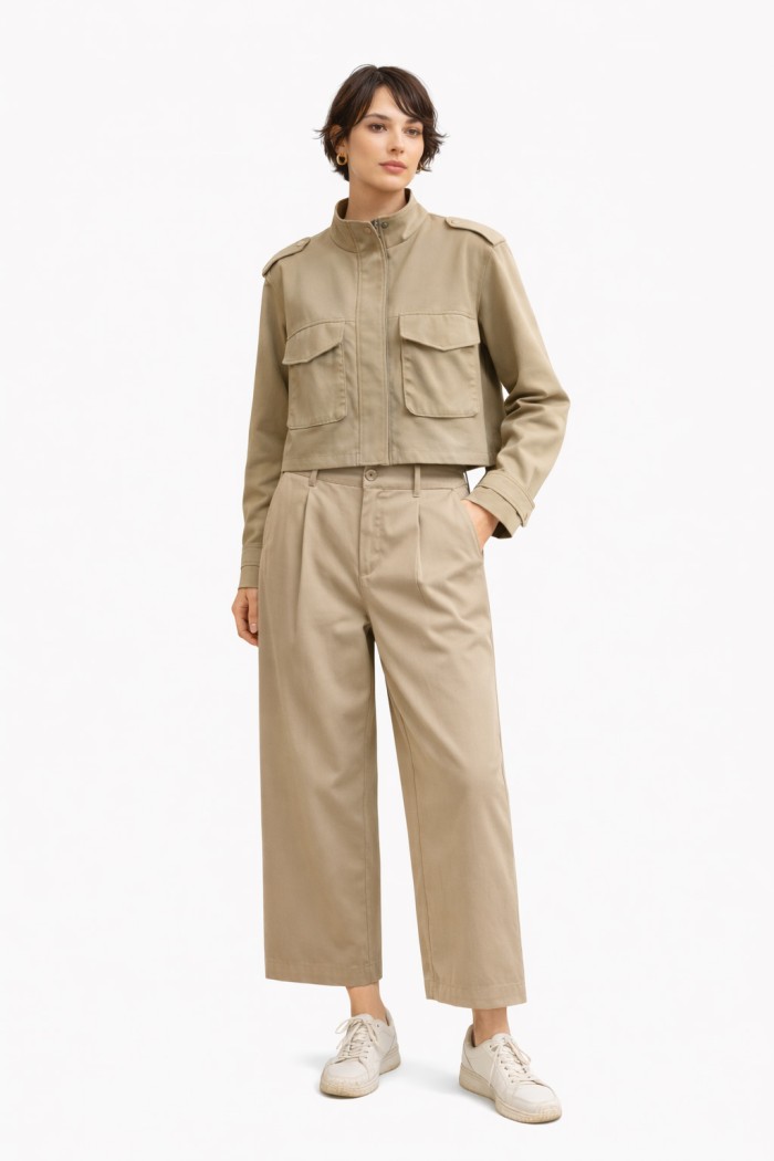 CHAQUETA CORTA ESTILO SAFARI CON BOLSILLOS FBZMA1259