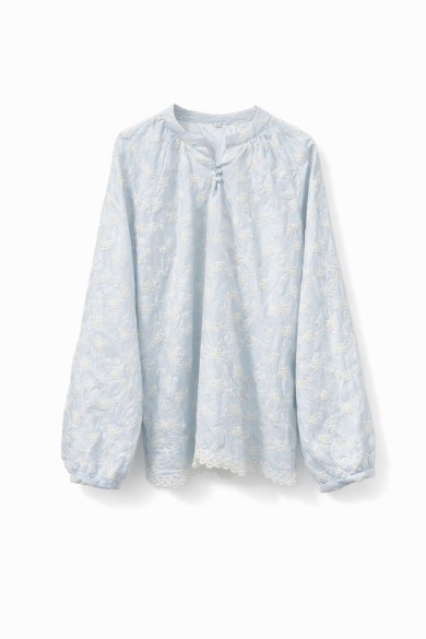 BLUSA CON CUELLO HENLEY,MANGA LARGA BORDADO FLORES TY-M9283
