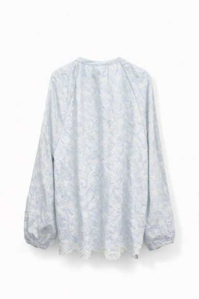 BLUSA CON CUELLO HENLEY,MANGA LARGA BORDADO FLORES TY-M9283