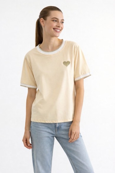 CAMISETA BÁSICA CON DETALLE DE CORAZÓN DBT-X5005