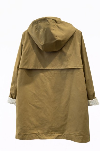 PARKA LIGERA CON CAPUCHA Y BOTONES TY-Z56025