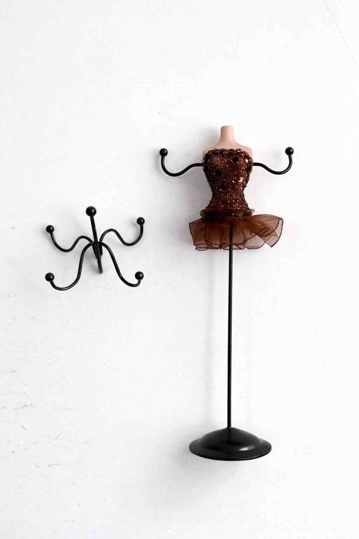 EXPOSITOR ORGANIZADOR DE JOYAS ESTILO MANIQUÍ CON SOPORTE METÁLICO VARIOS COLORES TM-SSJ1115