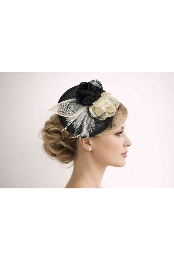 TOCADO ELEGANTE CON BASE REDONDA, FLORES DE MALLA Y PLUMAS TM-XH167