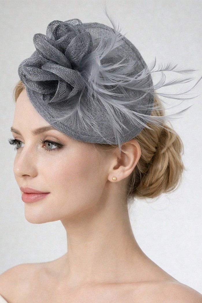 TOCADO ELEGANTE CON BASE REDONDA, FLORES DE MALLA Y PLUMAS TM-XH167