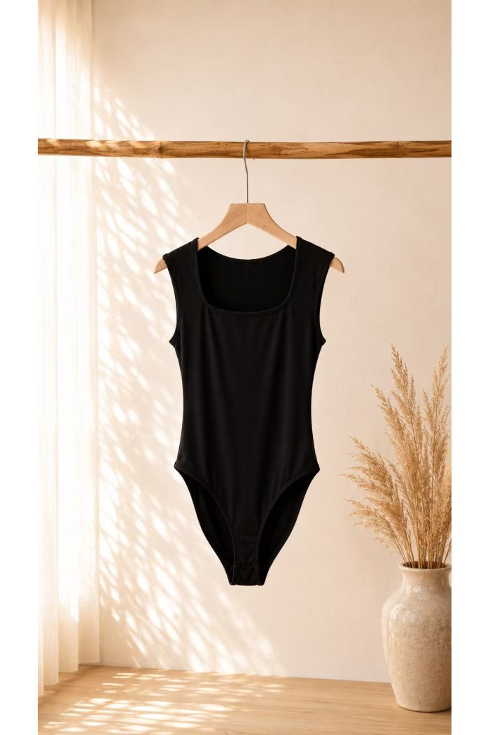 BODY BÁSICO DE TIRANTES CON ESCOTE CUADRADO NEGRO FBZMR22542