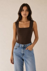 BODY BÁSICO DE TIRANTES CON ESCOTE CUADRADO MARRON FBZMR22540