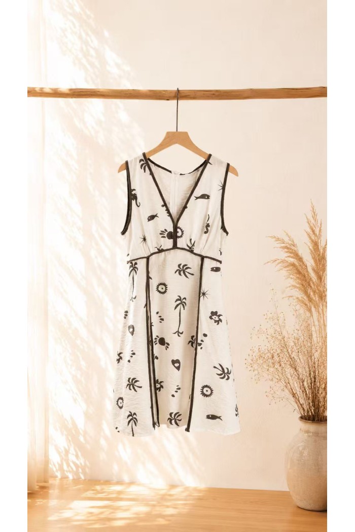 VESTIDO CORTO ESTAMPADO CON ESCOTE EN V Y DETALLES EN CONTRASTE FBZMR22548