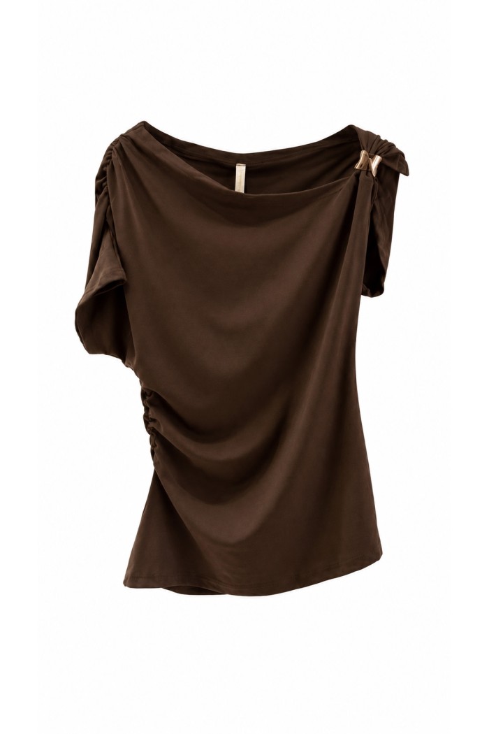 BLUSA ASIMÉTRICA FRUNCIDA CON DETALLE METÁLICO MANGA CORTA VARIOS COLORES FBZMR22560