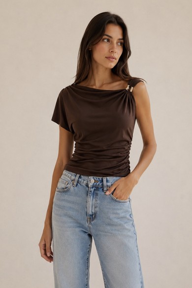 BLUSA ASIMÉTRICA FRUNCIDA CON DETALLE METÁLICO MANGA CORTA VARIOS COLORES FBZMR22560