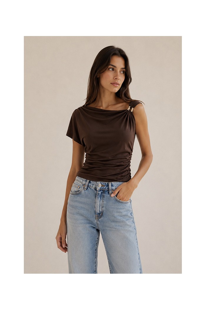 BLUSA ASIMÉTRICA FRUNCIDA CON DETALLE METÁLICO MANGA CORTA VARIOS COLORES FBZMR22560
