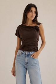 BLUSA ASIMÉTRICA FRUNCIDA CON DETALLE METÁLICO MANGA CORTA VARIOS COLORES FBZMR22560