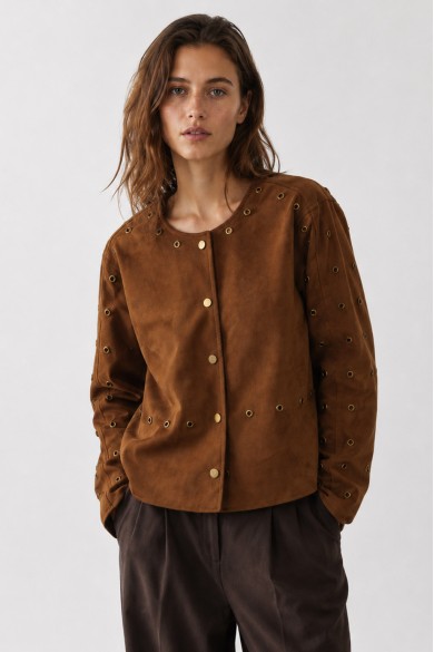 CHAQUETA CORTA DE POLIPIEL CON REMACHES DECORATIVOS PARA MUJER TY-M9509