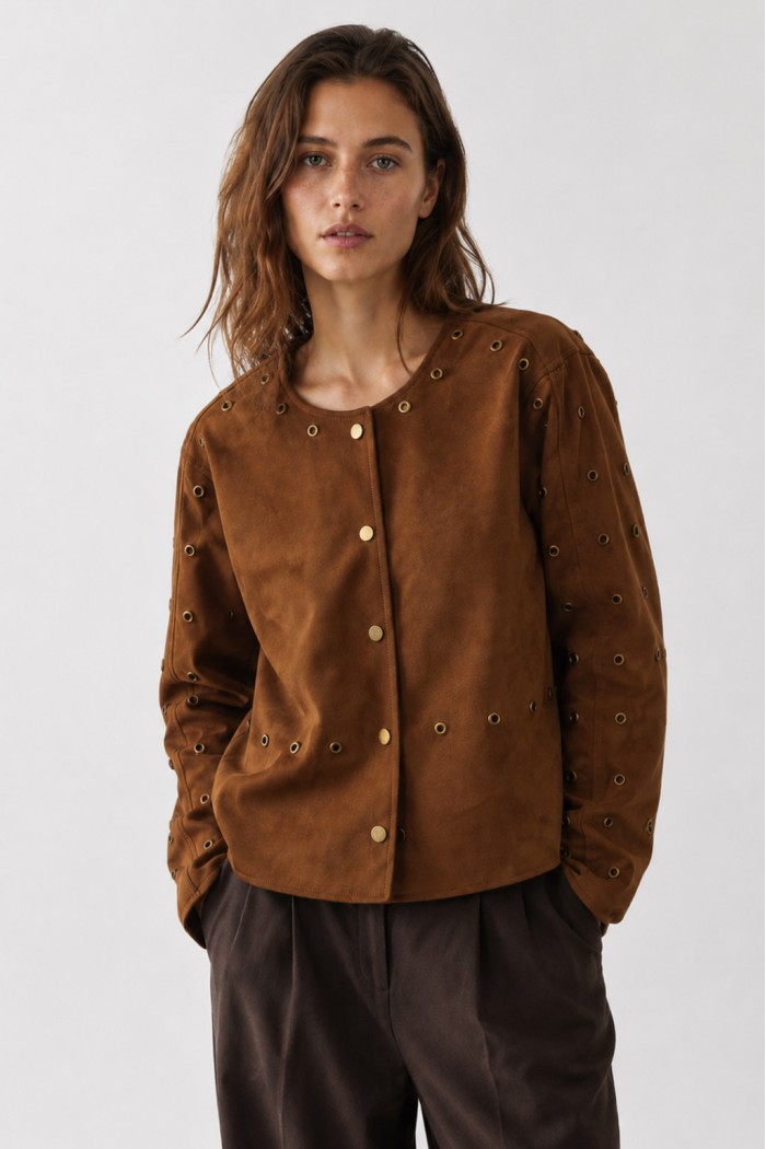 CHAQUETA CORTA DE POLIPIEL CON REMACHES DECORATIVOS PARA MUJER TY-M9509