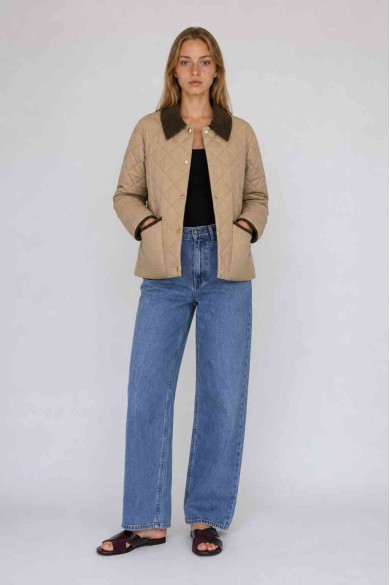 CHAQUETA ACOLCHADA CORTA PARA MUJER CON CUELLO DE PANA Y BOTONES A PRESIÓN BEIGE TY-M9306