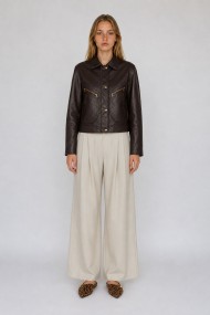 Chaqueta Mujer de Polipiel con Botones Metálicos, Cuello Camisero y Bolsillos con Cremallera Marron TY-M9313