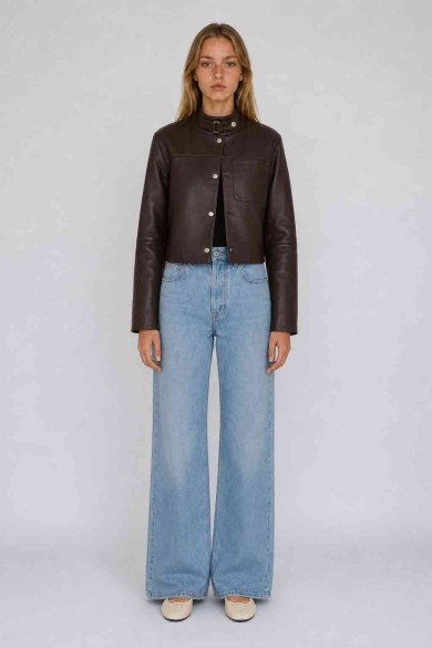 Chaqueta Corta Mujer de Polipiel con Cuello Alto, Botones Metálicos y Bolsillo Frontal, Estilo Minimalista TY-M9339