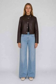 Chaqueta Corta Mujer de Polipiel con Cuello Alto, Botones Metálicos y Bolsillo Frontal, Estilo Minimalista TY-M9339