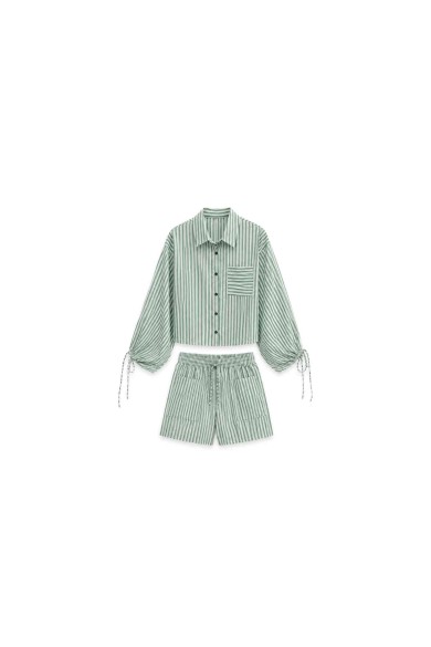 Conjunto De Mujer De 2 Piezas Con Camisa Corta De Rayas Y Shorts TB-M2651