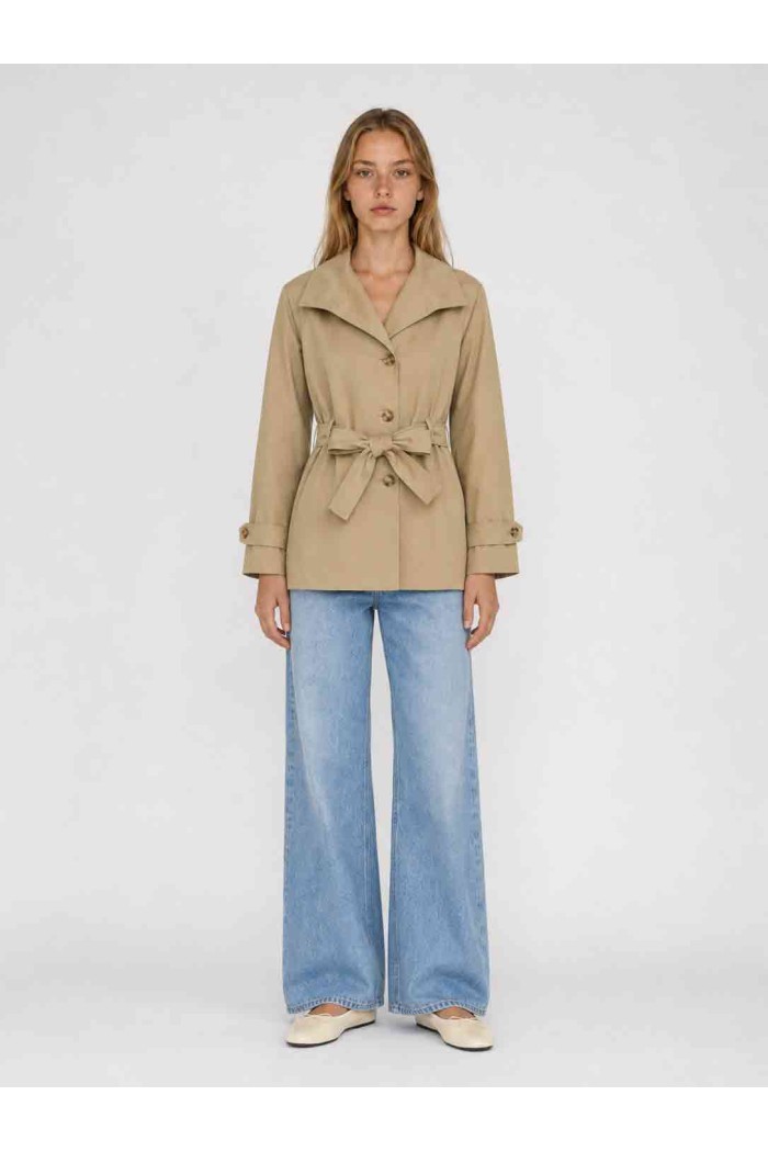 GABARDINA CORTA CON CINTURÓN Y SOLAPA TB-M2695