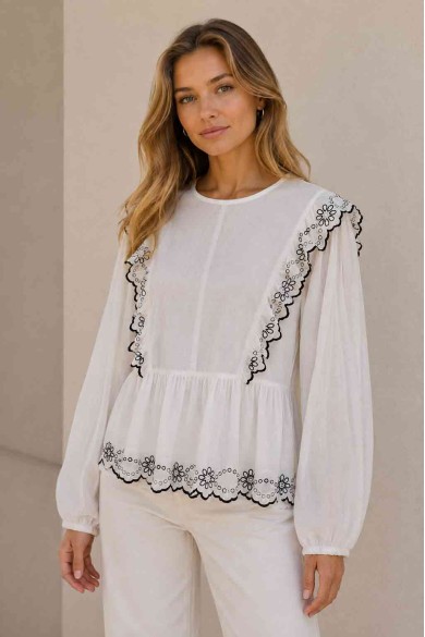 BLUSA BLANCA CON BORDADO Y VOLANTE TB1D2239