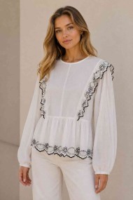BLUSA BLANCA CON BORDADO Y VOLANTE TB1D2239
