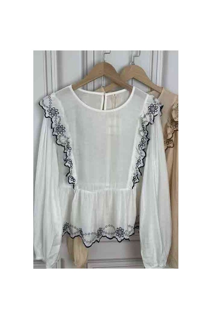 BLUSA BLANCA CON BORDADO Y VOLANTE TB1D2239