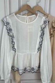 BLUSA BLANCA CON BORDADO Y VOLANTE TB1D2239