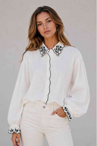 CAMISA BLANCA CON BORDADO CONTRASTADO VARIOS COLORES TB1D2263