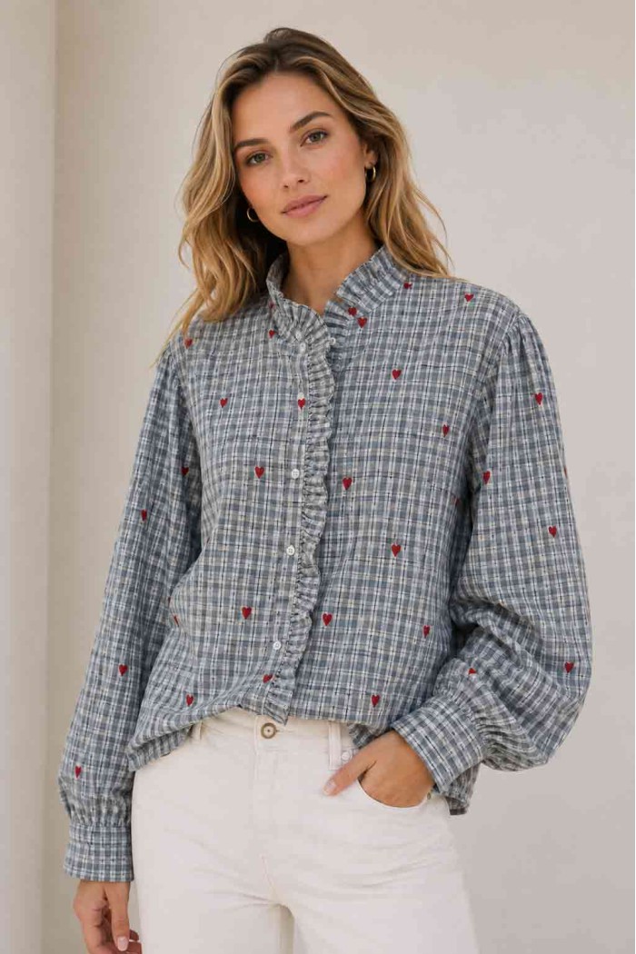 BLUSA DE CUADROS CON CORAZONES BORDADOS Y VOLANTE TB1D2214