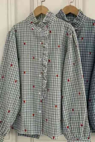 BLUSA DE CUADROS CON CORAZONES BORDADOS Y VOLANTE TB1D2214