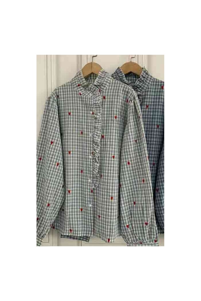 BLUSA DE CUADROS CON CORAZONES BORDADOS Y VOLANTE TB1D2214