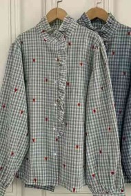 BLUSA DE CUADROS CON CORAZONES BORDADOS Y VOLANTE TB1D2214