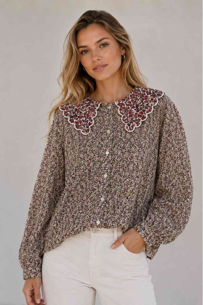 BLUSA FLORAL CON CUELLO BORDADO Y MANGA ABULLONADA TB1D2272