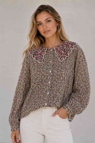 BLUSA FLORAL CON CUELLO BORDADO Y MANGA ABULLONADA TB1D2272