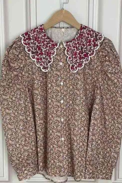 BLUSA FLORAL CON CUELLO BORDADO Y MANGA ABULLONADA TB1D2272