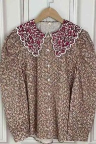 BLUSA FLORAL CON CUELLO BORDADO Y MANGA ABULLONADA TB1D2272