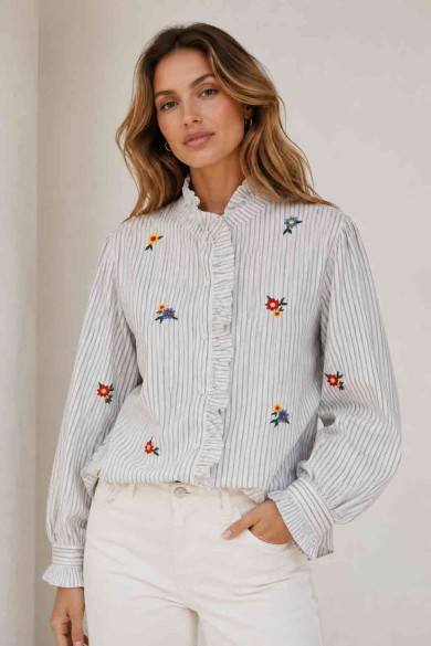 BLUSA DE RAYAS CON BORDADO FLORAL Y VOLANTE TB1D2266