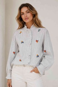BLUSA DE RAYAS CON BORDADO FLORAL Y VOLANTE TB1D2266