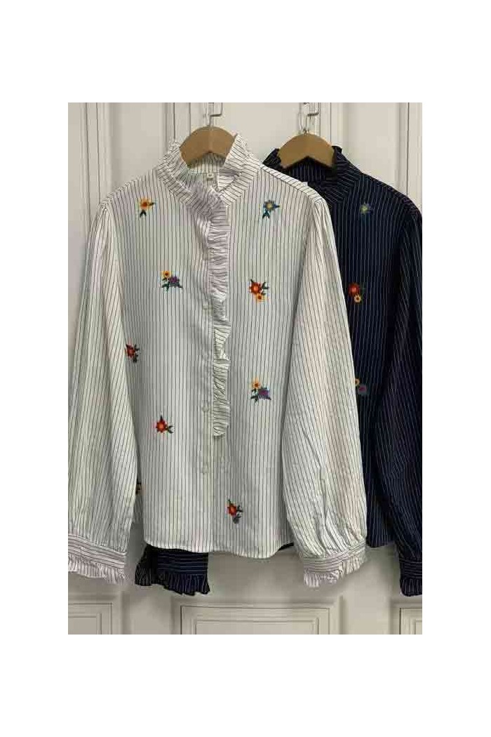 BLUSA DE RAYAS CON BORDADO FLORAL Y VOLANTE TB1D2266