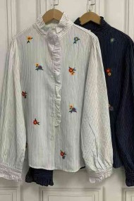 BLUSA DE RAYAS CON BORDADO FLORAL Y VOLANTE TB1D2266