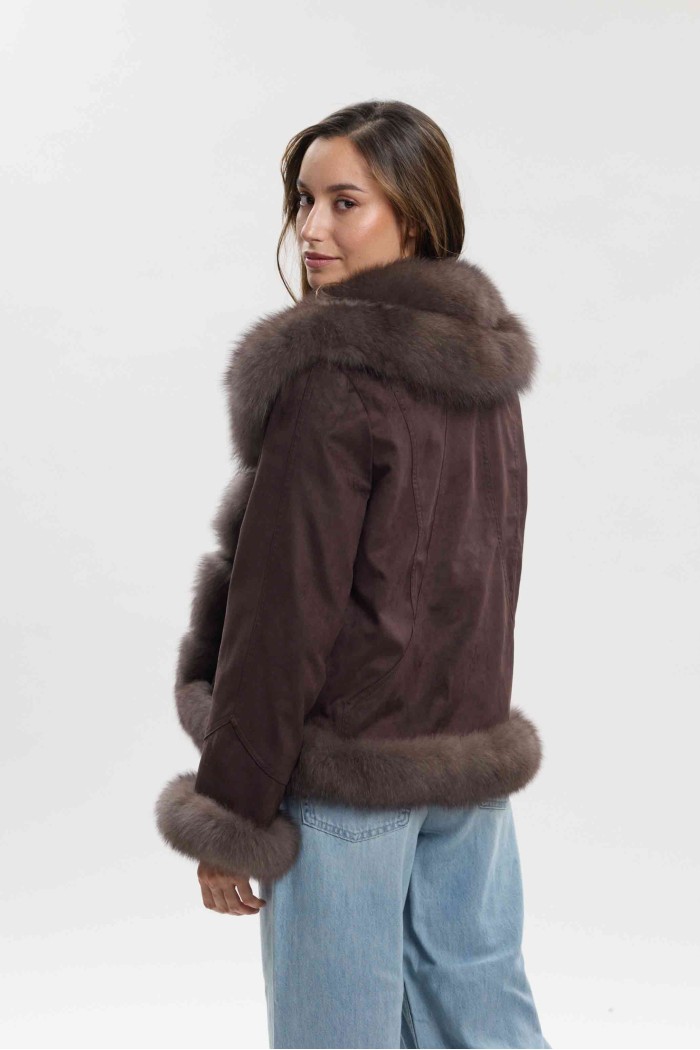 CHAQUETA CORTA EFECTO ANTE CON CUELLO Y DETALLES DE PELO PARA MUJER PC-QP1426