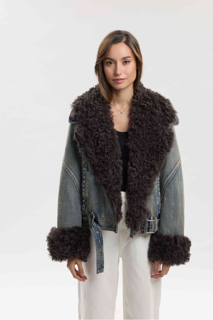 CHAQUETA DENIM CORTA CON CUELLO AMPLIO Y DETALLES DE PELO PC-HNWT797