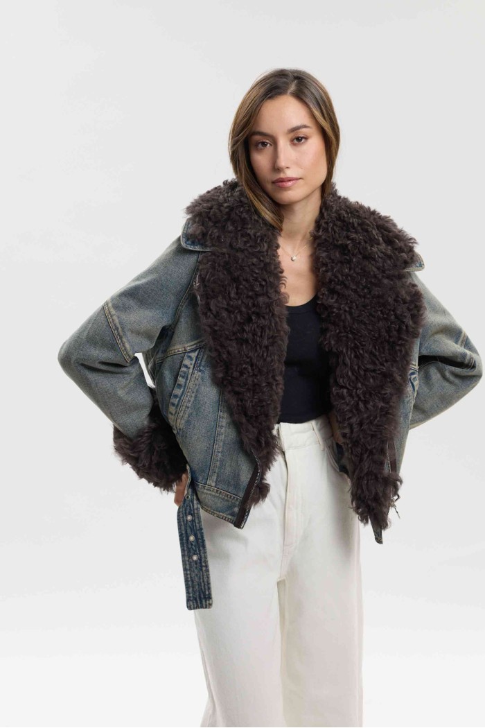 CHAQUETA DENIM CORTA CON CUELLO AMPLIO Y DETALLES DE PELO PC-HNWT797