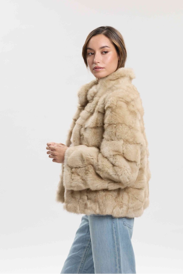 CHAQUETA CORTA DE PELO DE CONEJO EN COLOR BEIGE PC-QP2602