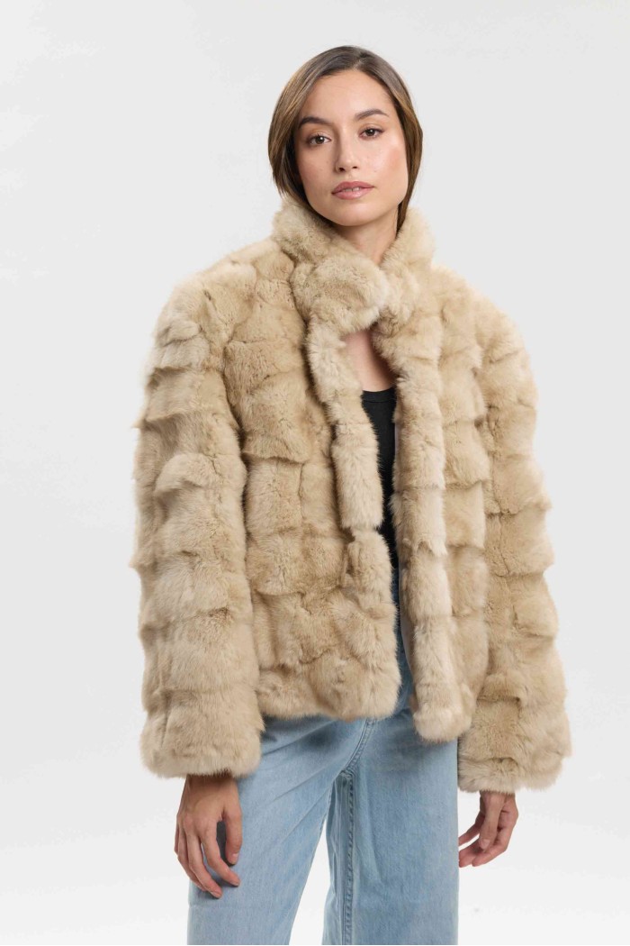 CHAQUETA CORTA DE PELO DE CONEJO EN COLOR BEIGE PC-QP2602