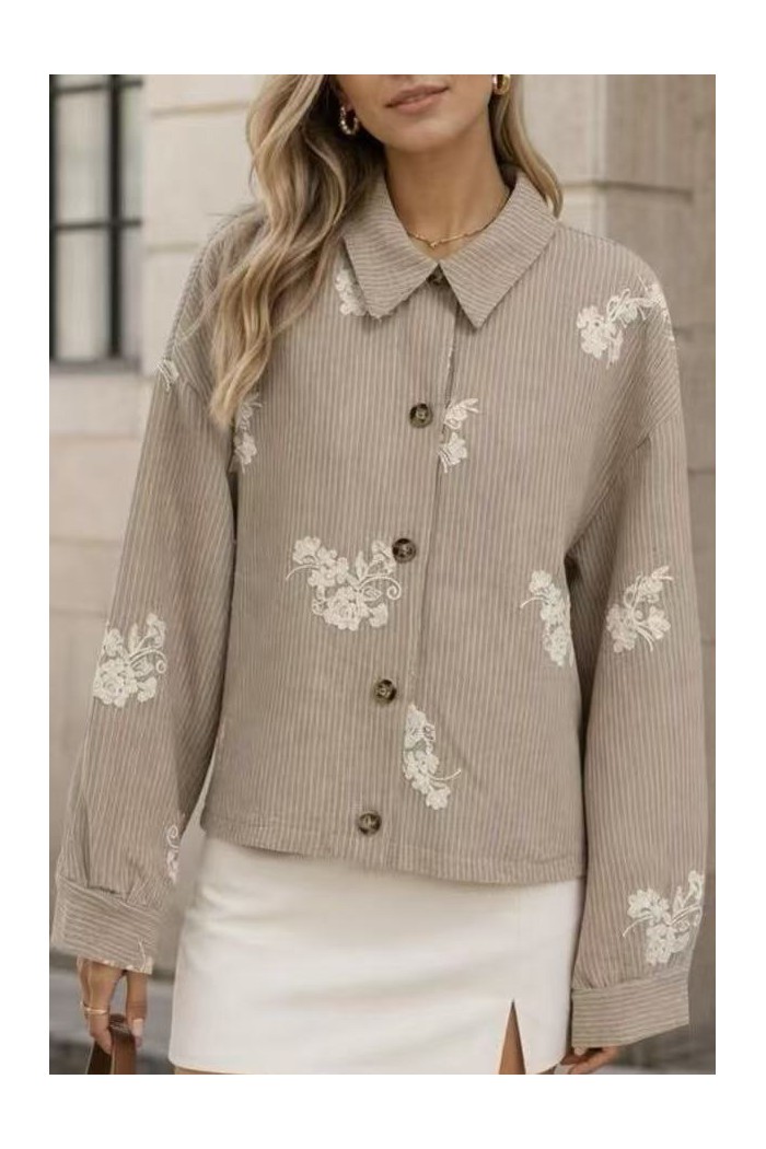 CHAQUETA CORTA DE MUJER CON BOTONES Y DETALLES EN CONTRASTE TB1D2353