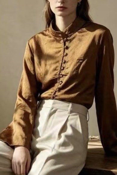 BLUSA SATINADA CON CUELLO MAO BORDADO Y MANGA ACAMPANADA TBL5086