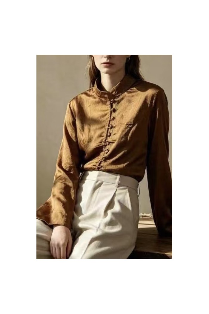 BLUSA SATINADA CON CUELLO MAO BORDADO Y MANGA ACAMPANADA TBL5086